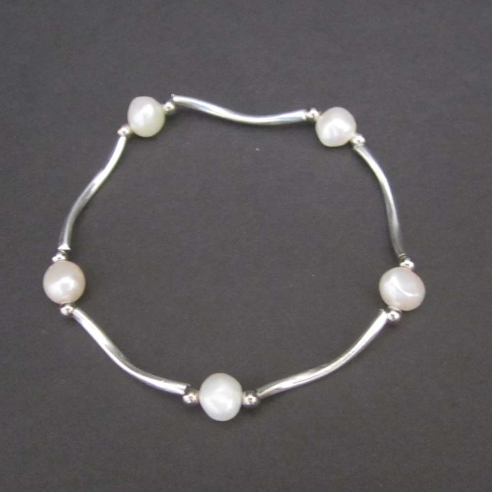 White  fresh  water  pearl  stretch  bracelet